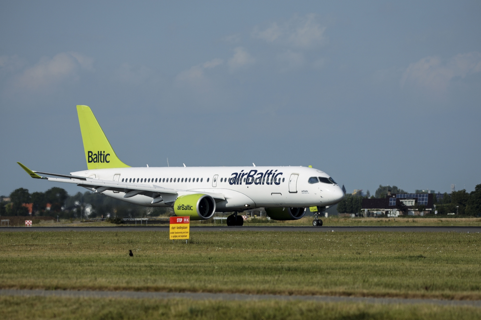 Preview Air Baltic Airbus YL-AAT A220-300 (4).jpg